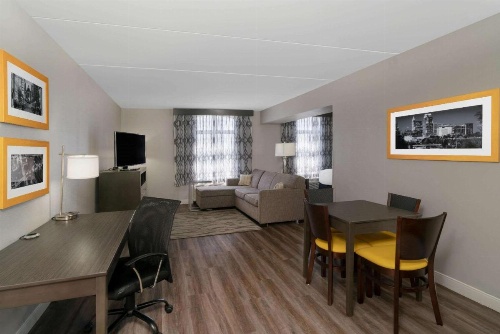 La Quinta by Wyndham Raleigh Downtown North image 8